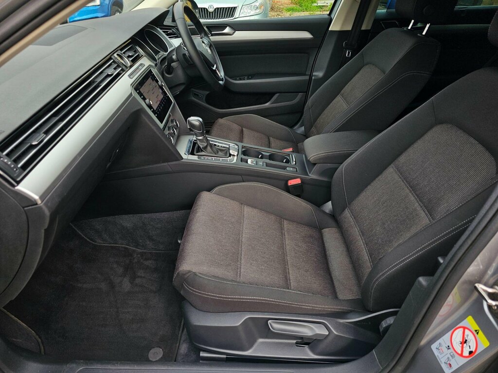 Volkswagen Passat  Black #19