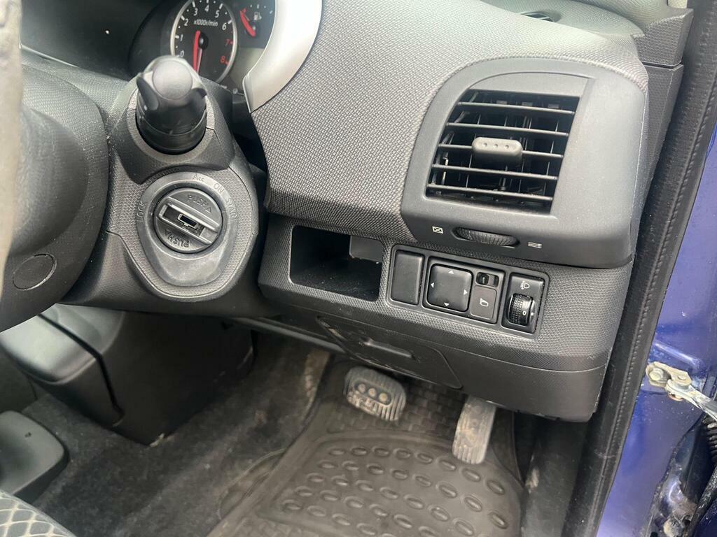 Nissan Micra 1.0 E Red #38