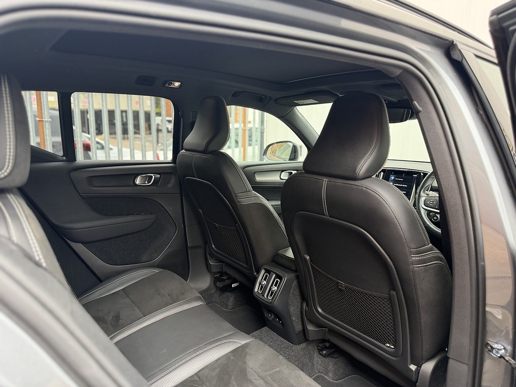 Volvo XC40 2.0 T5 R-design Pro Awd 245 Bhp White #16