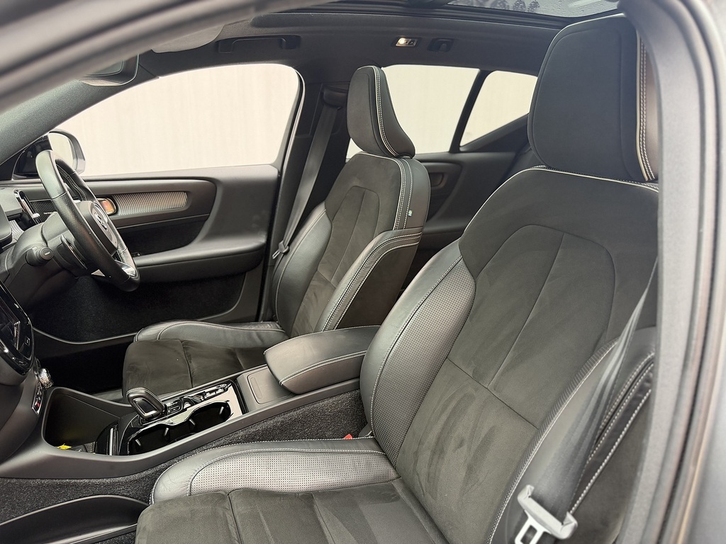 Volvo XC40 2.0 T5 R-design Pro Awd 245 Bhp White #29