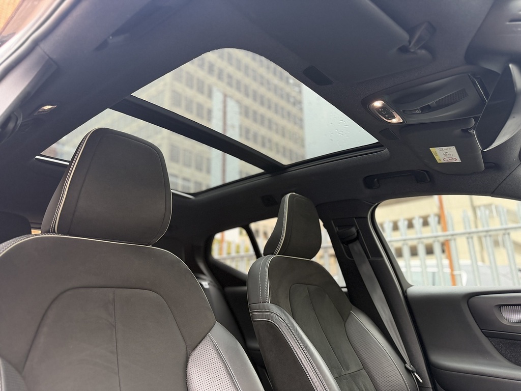 Volvo XC40 2.0 T5 R-design Pro Awd 245 Bhp White #24