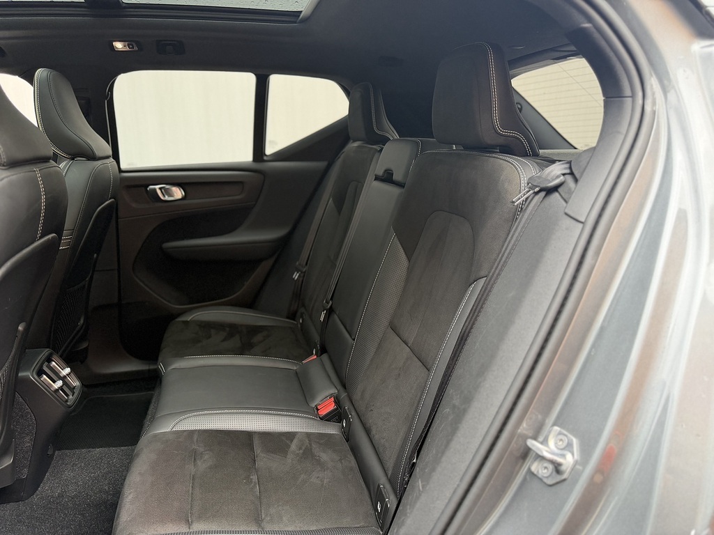 Volvo XC40 2.0 T5 R-design Pro Awd 245 Bhp White #32