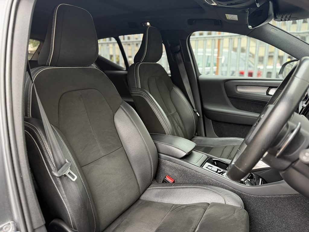 Volvo XC40 2.0 T5 R-design Pro Awd 245 Bhp White #17