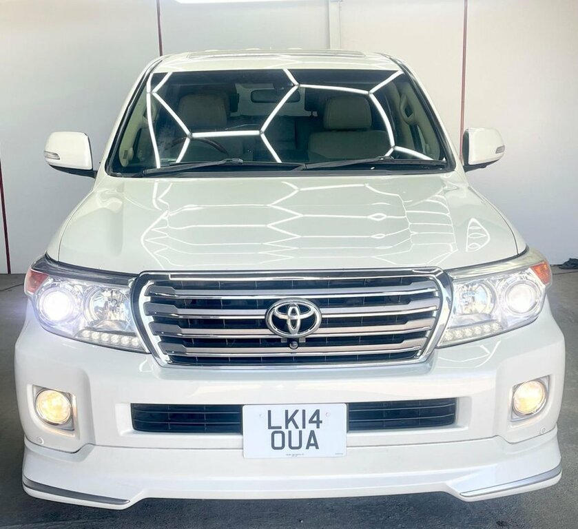 Toyota Land Cruiser Estate White #4