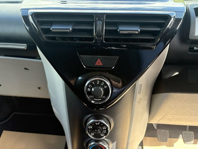 Toyota IQ 3 Automatic White #16