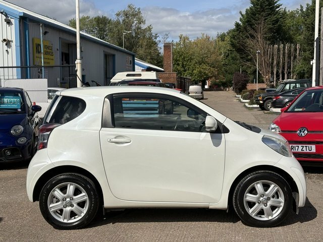 Toyota IQ 3 Automatic White #8
