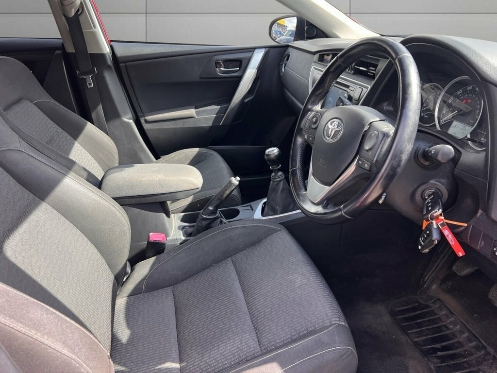 Toyota Auris 1.6L Icon Plus Red #3