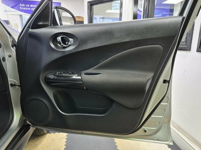 Nissan Juke Tekna Xtronic White #31