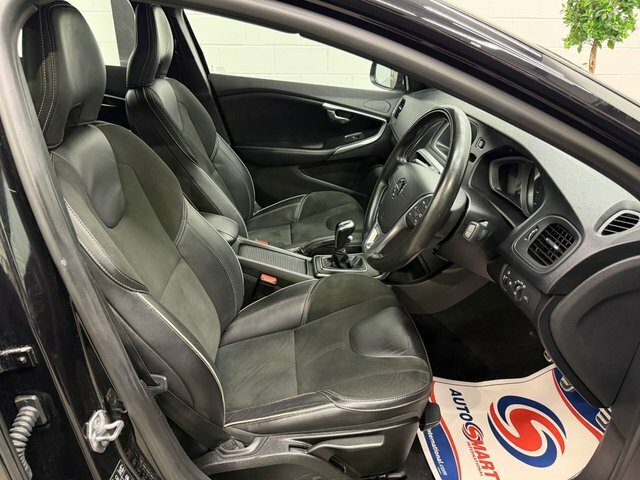 Volvo V40 2.0 T2 Gpf R-design Nav Plus Hatchback Black #2