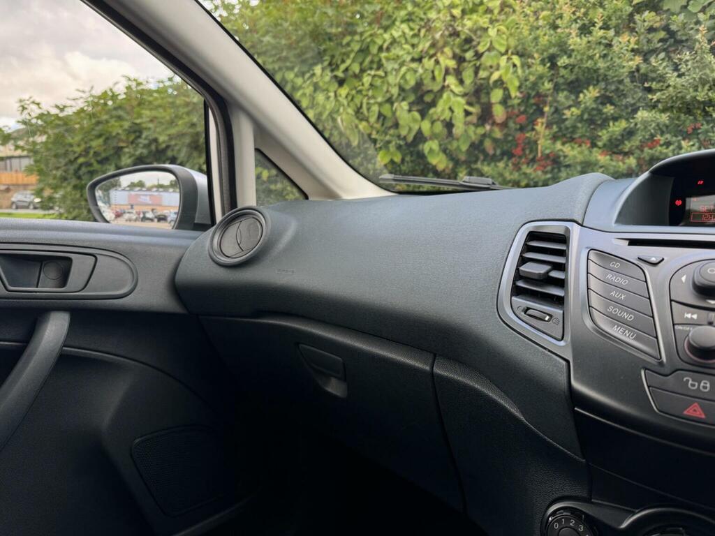 Ford Fiesta 1.25 Zetec 82 White #29