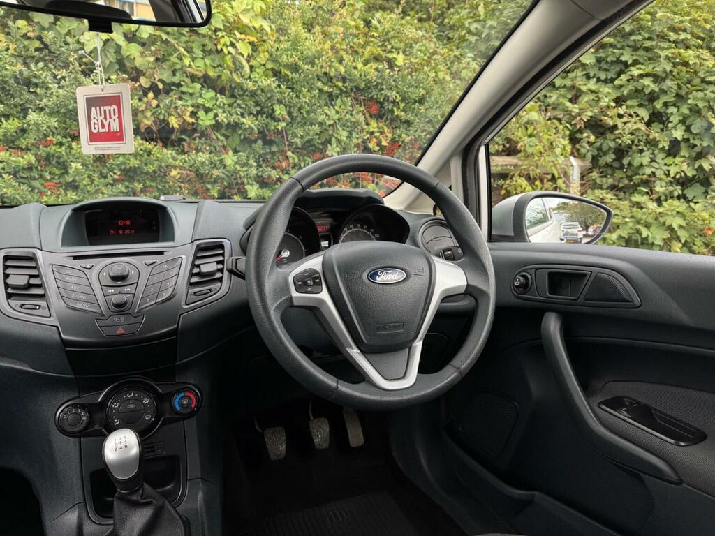 Ford Fiesta 1.25 Zetec 82 White #17