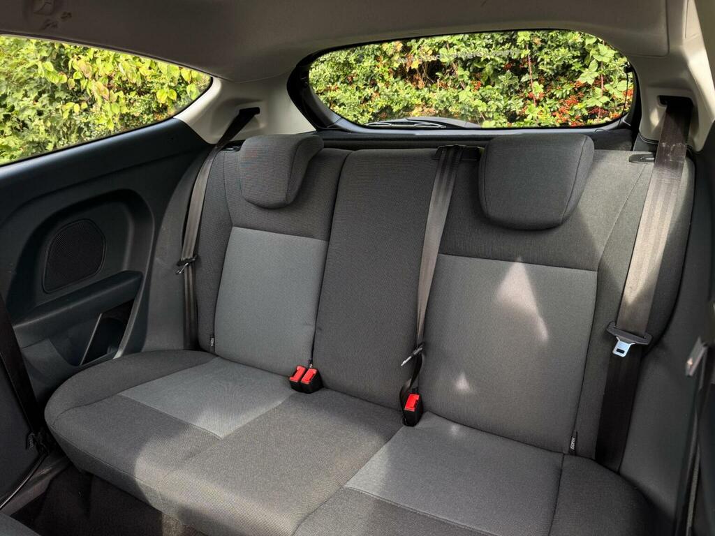 Ford Fiesta 1.25 Zetec 82 White #26