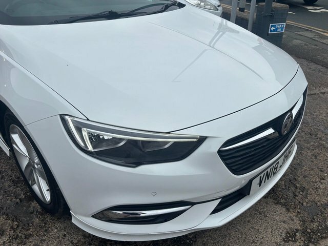 Vauxhall Insignia Hatchback VN18JHF White #4