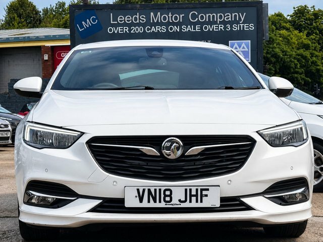 Vauxhall Insignia Hatchback VN18JHF White #5