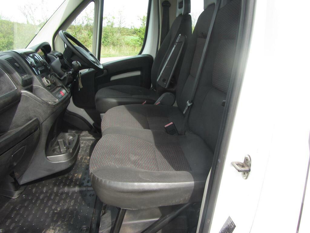 Peugeot Boxer 2.0 Bluehdi 335 Chassis Cab White #5