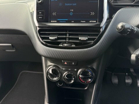 Peugeot 208 Active White #24