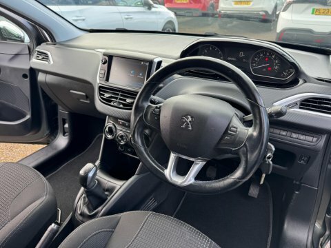 Peugeot 208 Active White #17