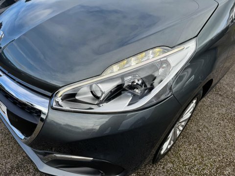 Peugeot 208 Active White #36