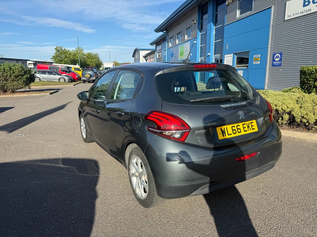 Peugeot 208 Active Black #3