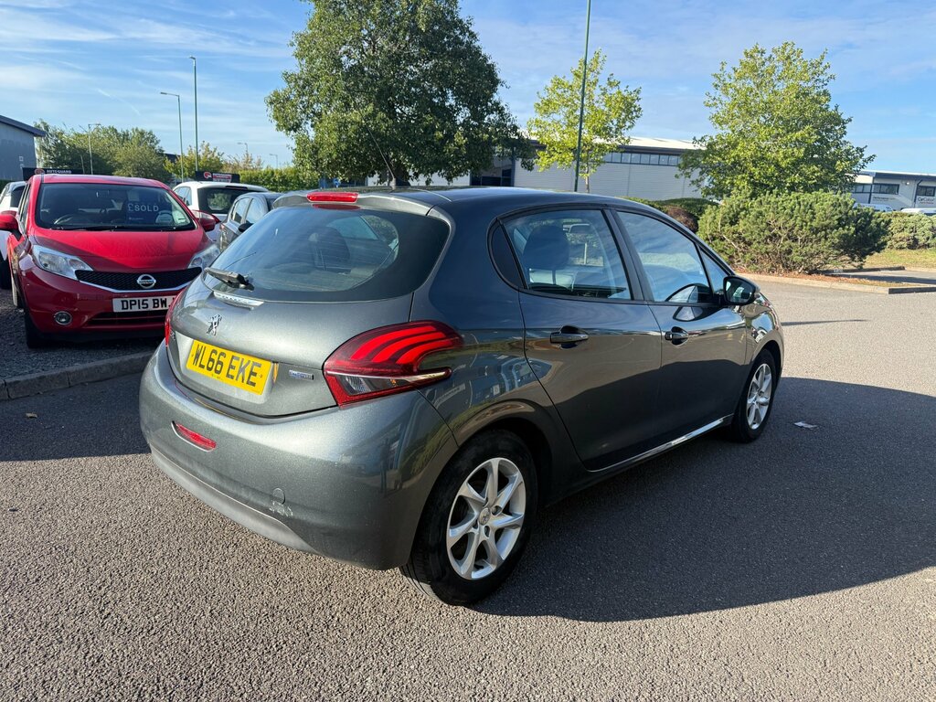 Peugeot 208 Active Black #4
