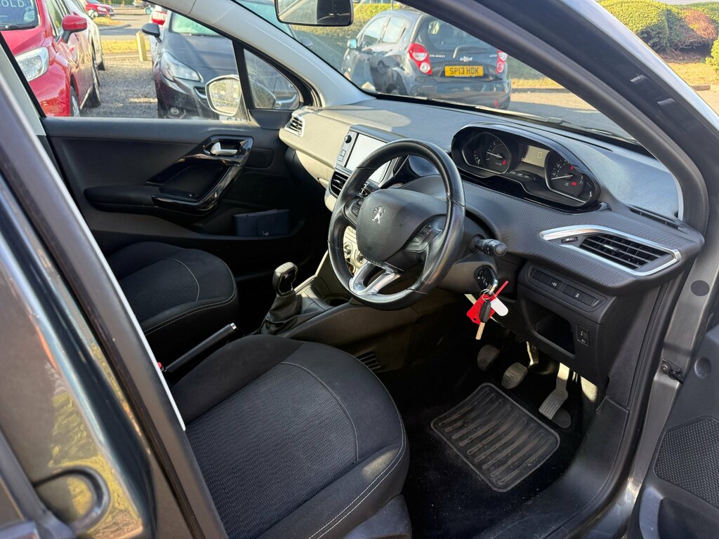 Peugeot 208 Active Black #5