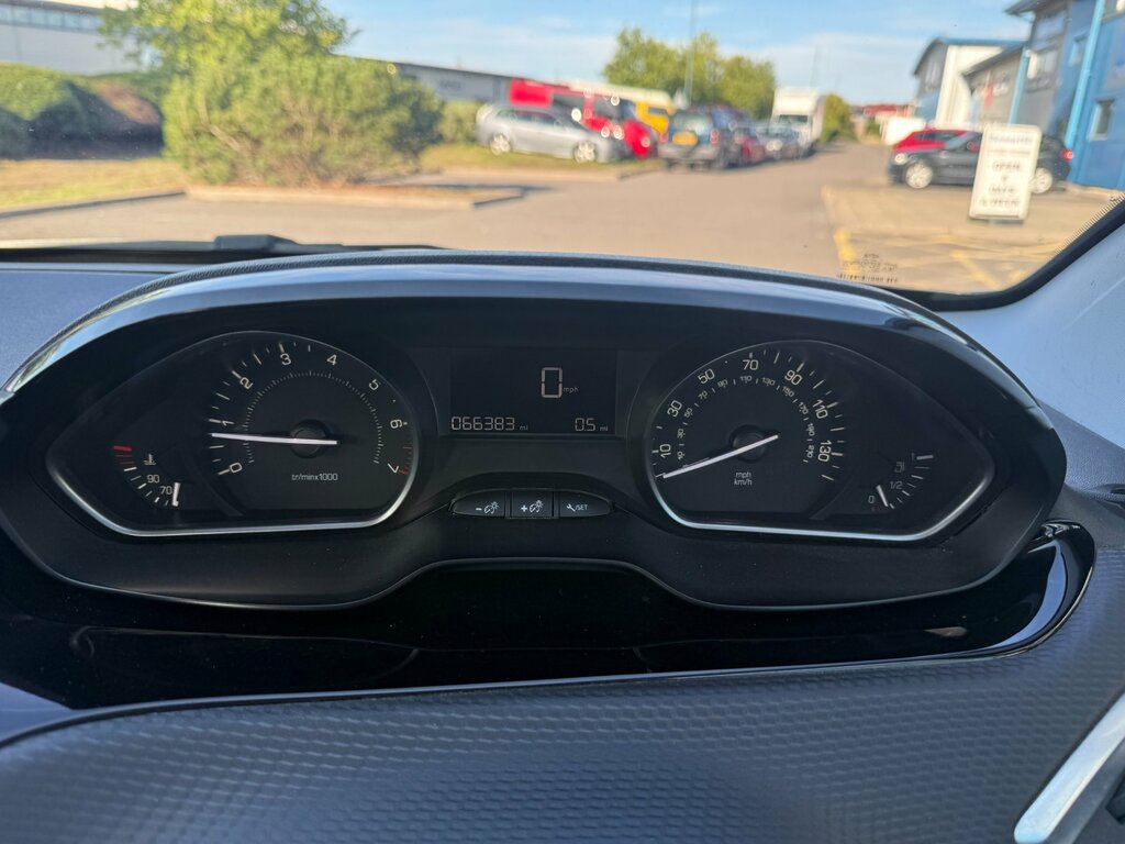 Peugeot 208 Active Black #6