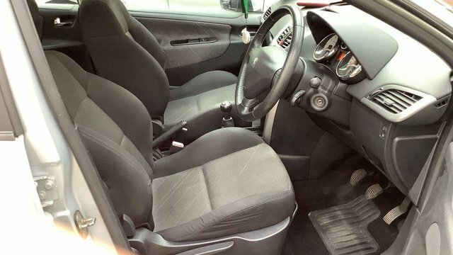 Peugeot 207 1.4 Mplay Silver #2