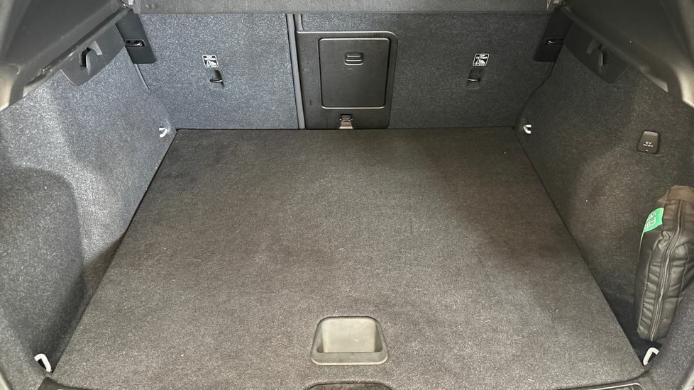 Volvo XC40 T4 Recharge 10.7Kwh Plus White #13