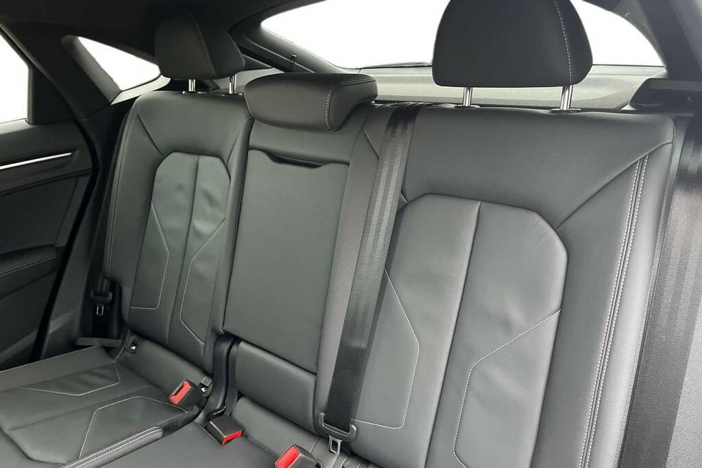 Audi Q3 Sport Black #18