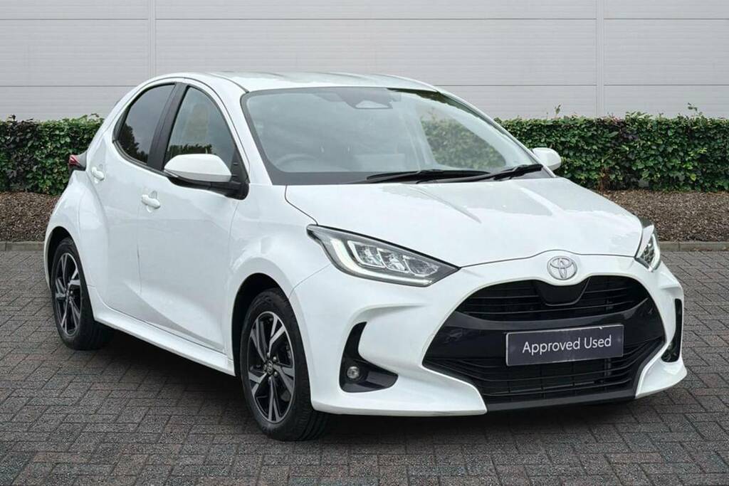 Toyota Yaris 1.5 Hybrid Design Cvt White