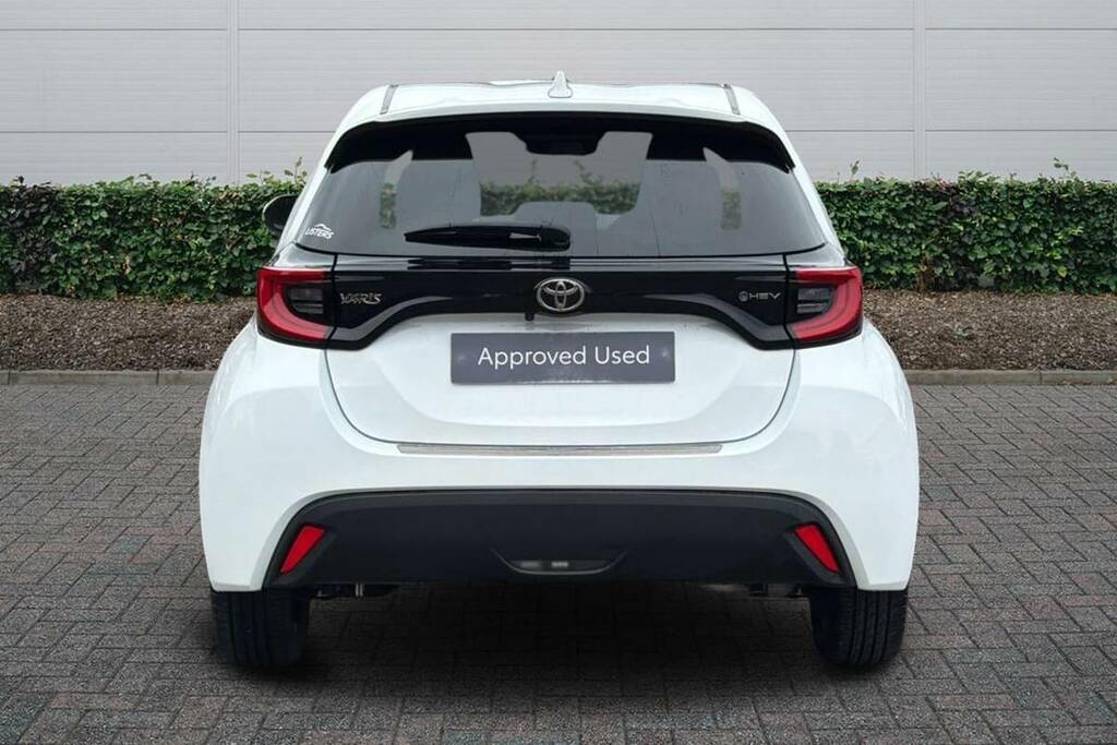 Toyota Yaris 1.5 Hybrid Design Cvt White #4