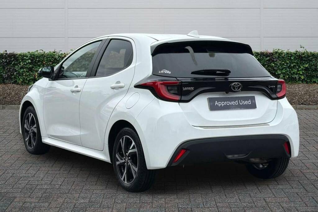 Toyota Yaris 1.5 Hybrid Design Cvt White #2