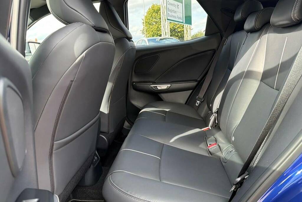 Lexus LBX 1.5 Takumi E-cvt Red #15