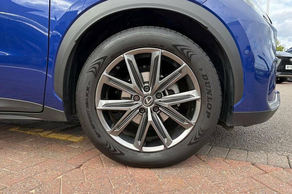 Lexus LBX 1.5 Takumi E-cvt Red #25