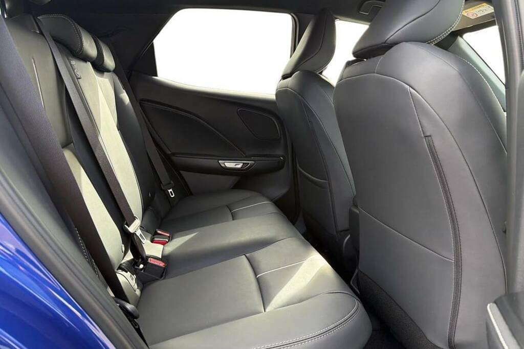 Lexus LBX 1.5 Takumi E-cvt Red #8