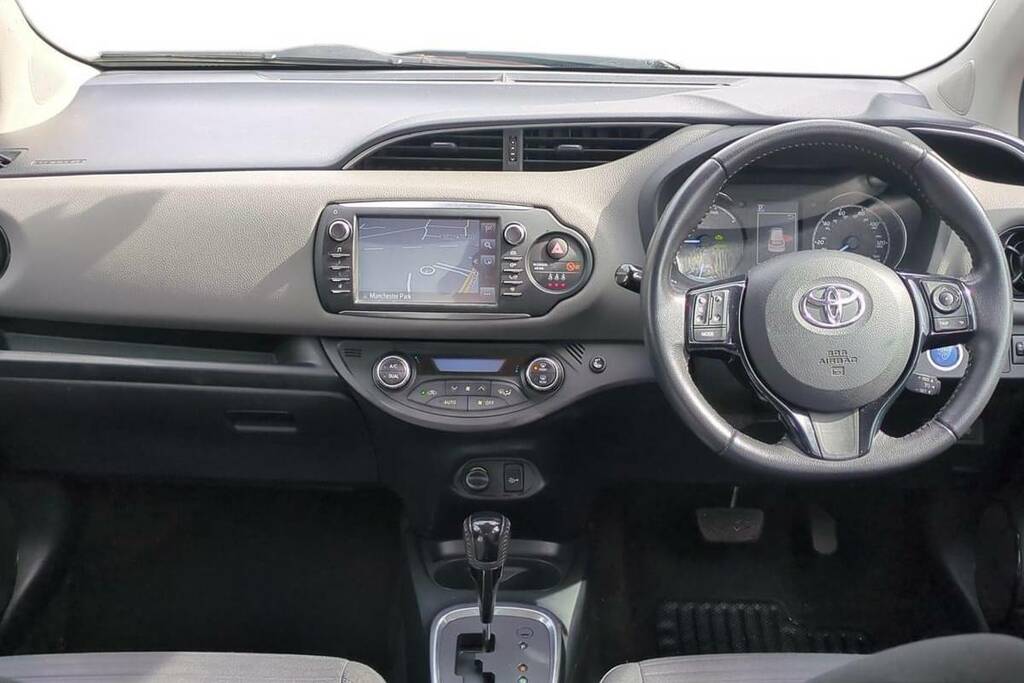Toyota Yaris Icon Tech Red #8