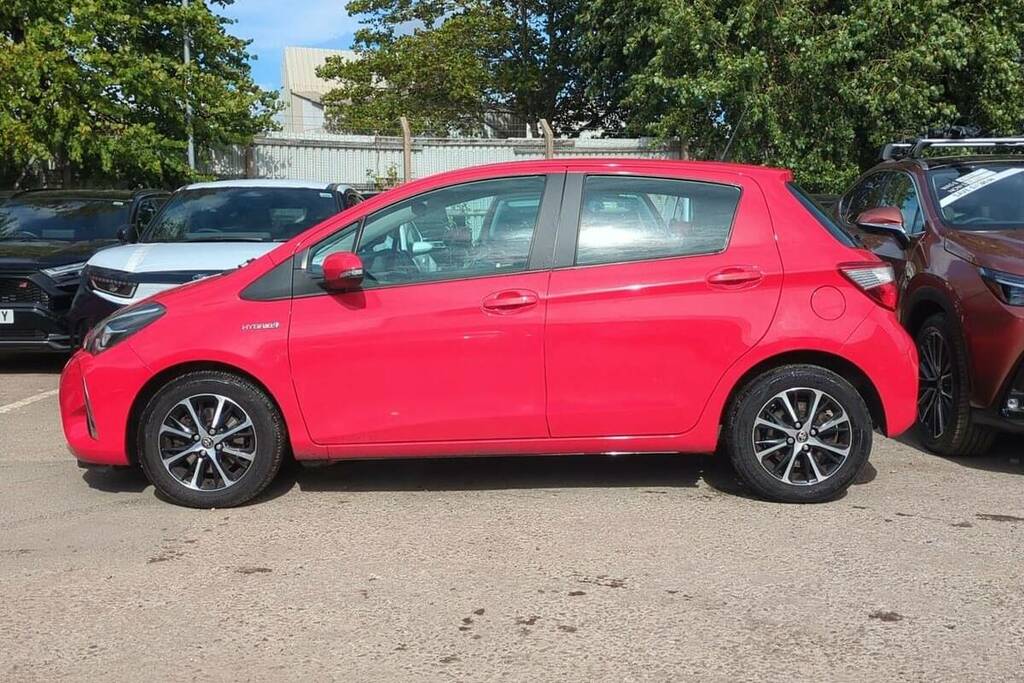 Toyota Yaris Icon Tech Red #20