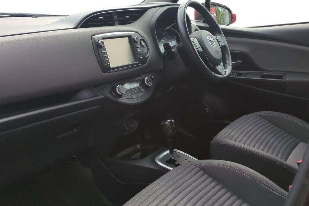 Toyota Yaris Icon Tech Red #7