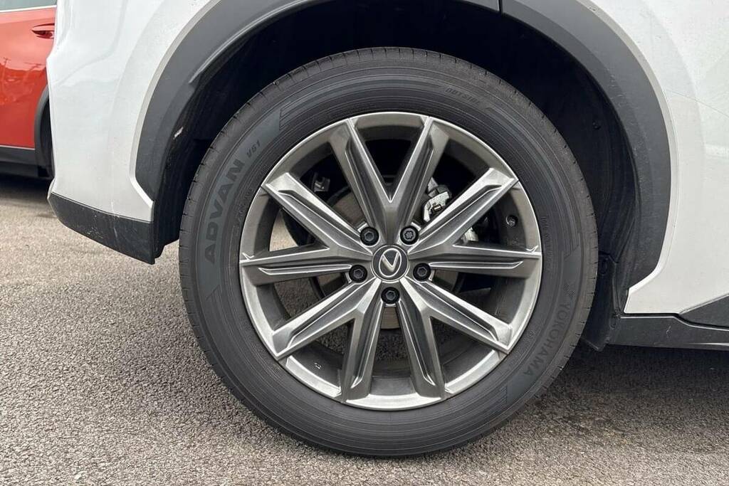 Lexus LBX 1.5 Takumi E-cvt Red #25