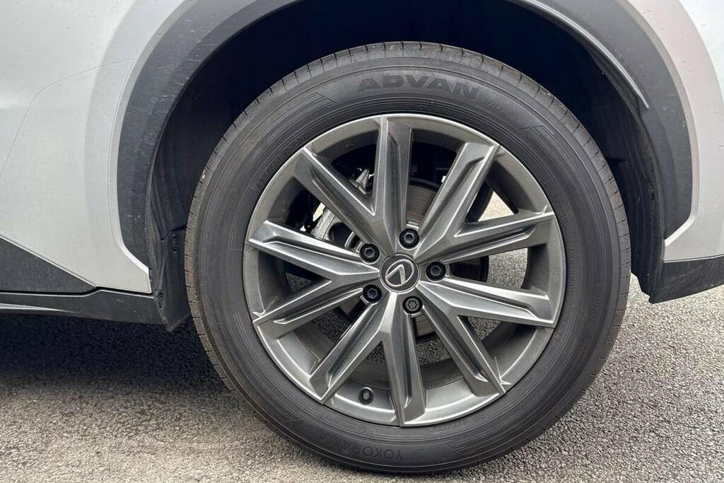 Lexus LBX 1.5 Takumi E-cvt Red #29