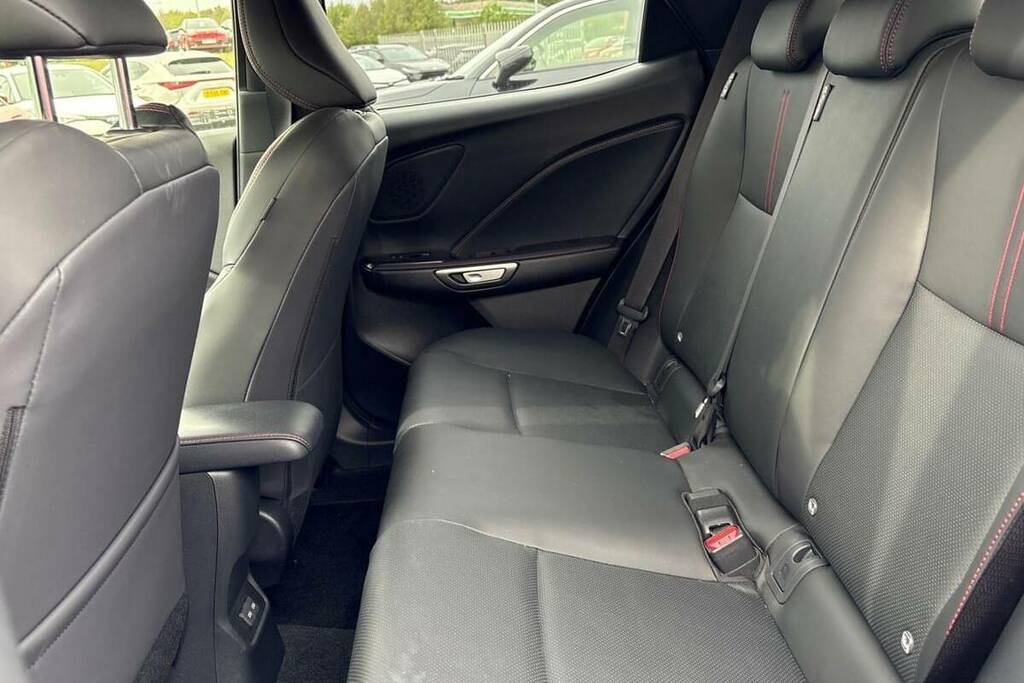 Lexus LBX 1.5 Takumi E-cvt Red #15