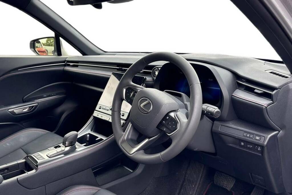 Lexus LBX 1.5 Takumi E-cvt Red #12