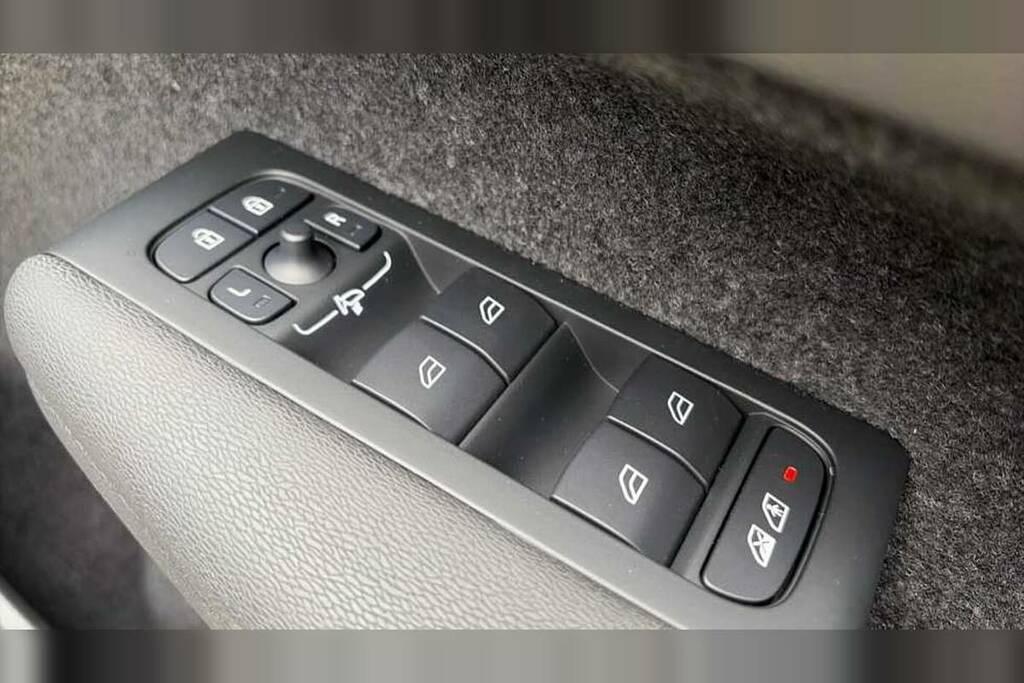 Volvo EC40 185Kw Ext Range Ultra Black Edition 78Kwh White #21