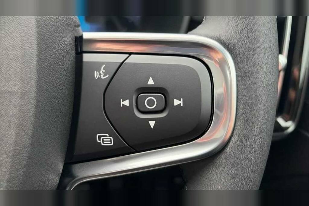 Volvo EC40 185Kw Ext Range Ultra Black Edition 78Kwh White #24