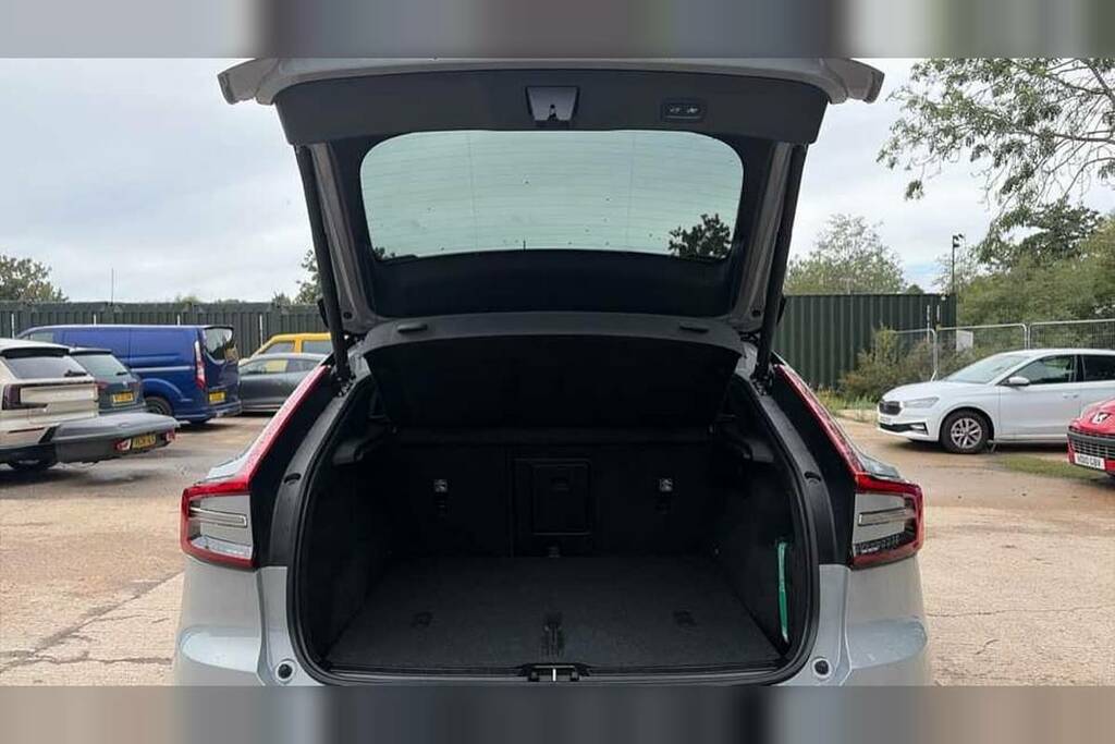 Volvo EC40 185Kw Ext Range Ultra Black Edition 78Kwh White #12