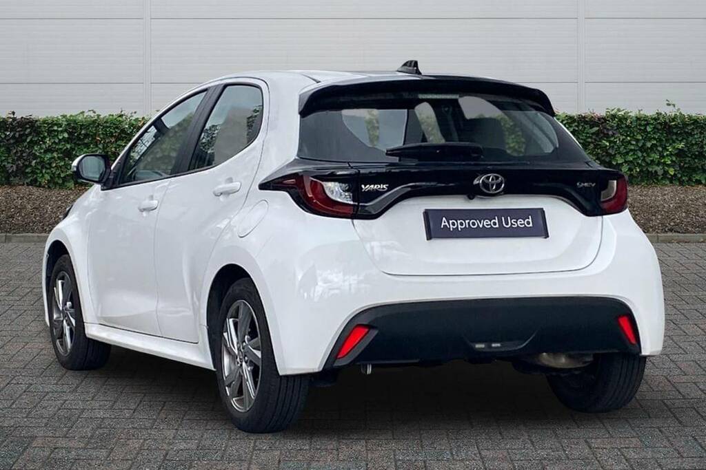 Toyota Yaris 1.5 Hybrid Icon Cvt White #2