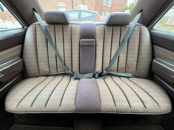 Mercedes-Benz 190 Saloon 2.0 1989 Gold #4