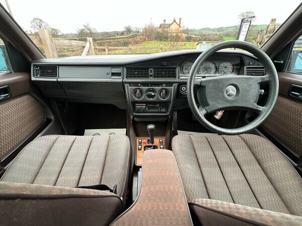 Mercedes-Benz 190 Saloon 2.0 1989 Gold #2