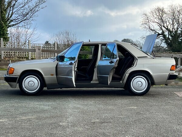 Mercedes-Benz 190 Saloon 2.0 1989 Gold
