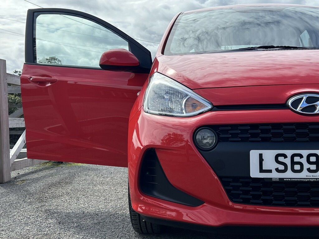 Hyundai I10 Hatchback 1.2 I10 Se 1.2 At My20 2019 Red #2